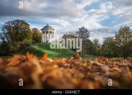 Monopteros im Englischen Garten München an einem Herbsttag - München, Bayern, Deutschland Stockfoto