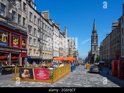 Bars und Restaurants an der Royal Mile, Edinburgh, Schottland, Großbritannien Stockfoto