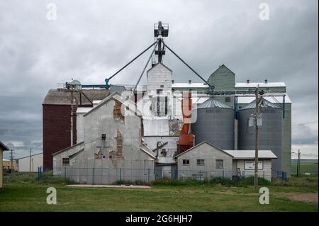 Three Hills, Alberta - 4. Juli 2021: Verlassene Getreideaufzug in Three Hills. Stockfoto