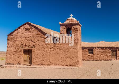Adobe Kirche in Cerrillos Dorf auf bolivianischen Altiplano Stockfoto