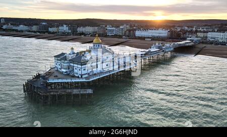 Eastbourne Pier und Stadt bei Sunset Sussex UK Luftbild Stockfoto