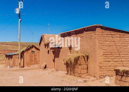 Lehmhäuser im Dorf Cerrillos auf dem bolivianischen Altiplano Stockfoto