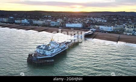 Eastbourne Pier und Stadt bei Sunset Sussex UK Luftbild Stockfoto