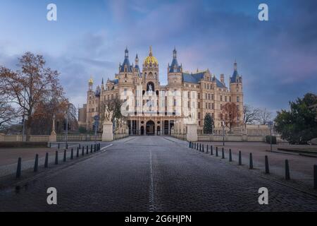 Schloss Schwerin bei Sonnenuntergang - Schwerin, Deutschland Stockfoto