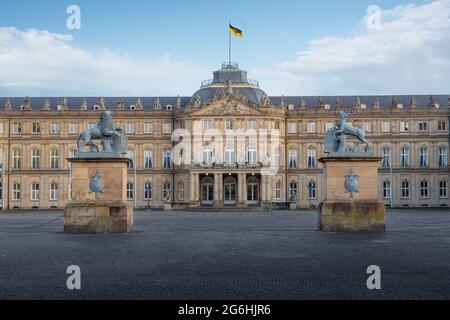 Stuttgart Neues Schloss mit dem Löwen und den Hirschskulpturen - Stuttgart, Deutschland Stockfoto