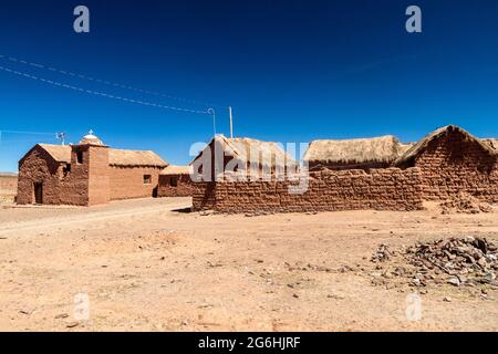 Lehmhäuser im Dorf Cerrillos auf dem bolivianischen Altiplano Stockfoto
