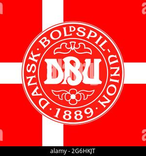 Kopenhagen, DÄNEMARK, Juni 2021 - Dänische Flagge mit Logo des nationalen Fußballverbands für die europameisterschaft 2021 Stockfoto