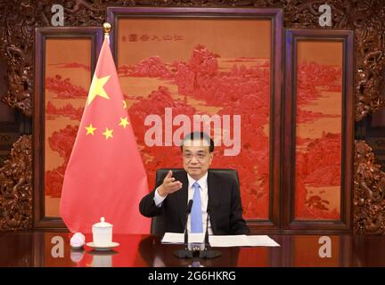 (210706) -- PEKING, 6. Juli 2021 (Xinhua) -- der chinesische Premierminister Li Keqiang führt einen virtuellen Dialog mit den britischen Wirtschaftsführern in Peking, der Hauptstadt Chinas, am 6. Juli 2021. (Xinhua/Ding Lin) Stockfoto