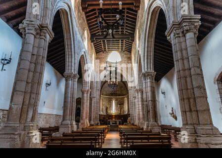 Brihuega, Spanien - 29. Mai 2021: Innenansicht des Kirchenschiffs der Kirche des heiligen Philippus. Stockfoto