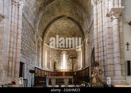 Brihuega, Spanien - 29. Mai 2021: Innenansicht des Kirchenschiffs der Kirche des heiligen Philippus. Stockfoto