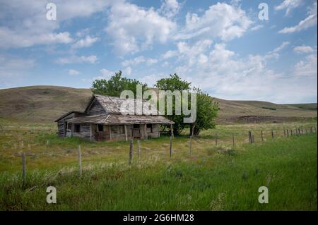 Ein Bild eines alten verlassenen Gehöfts auf den Prärien. Stockfoto