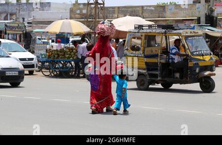 Beawar, Indien. Juli 2021. Eine Frau mit ihren Kindern überquert an einem heißen Sommertag in Beawar eine Straße auf einem Markt. (Foto: Sumit Saleswat/Pacific Press) Quelle: Pacific Press Media Production Corp./Alamy Live News Stockfoto