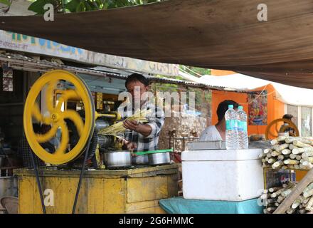 Beawar, Indien. Juli 2021. Ein Anbieter, der an einem heißen Sommertag in Beawar frischen Zuckerrohrsaft für Kunden auf einem Markt zubereitet. (Foto: Sumit Saleswat/Pacific Press) Quelle: Pacific Press Media Production Corp./Alamy Live News Stockfoto