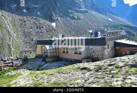 Zbojnicka Chata , die Berghütte am oberen Ende der Schlucht Velka Studena Dolina in der Hohen Tatra. Slowakei. Bild aus öffentlichem Boden. Stockfoto