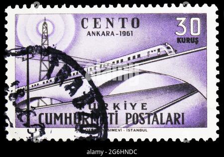 MOSKAU, RUSSLAND - 28. APRIL 2020: In der Türkei gedruckte Briefmarke zeigt Kommunikation und Verkehr, Zentralvertragsorganisation (CENTO), 9. Auflage Stockfoto