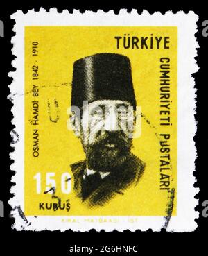 MOSKAU, RUSSLAND - 28. APRIL 2020: Die in der Türkei gedruckte Briefmarke zeigt Osman Hamdi Bey (1842-1910), berühmte Personenserie, um 1967 Stockfoto