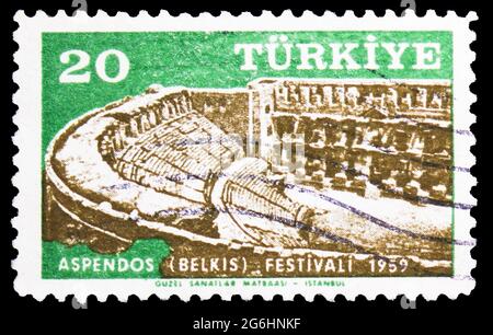 MOSKAU, RUSSLAND - 28. APRIL 2020: In der Türkei gedruckte Briefmarke zeigt Aspendos, Aspendos Festival 2v Serie, um 1959 Stockfoto