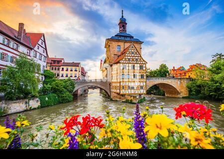 Bamberg, Deutschland. Bamberger Rathaus mit zwei Brücken über die Regnitz. Oberfranken, Bayern. Stockfoto