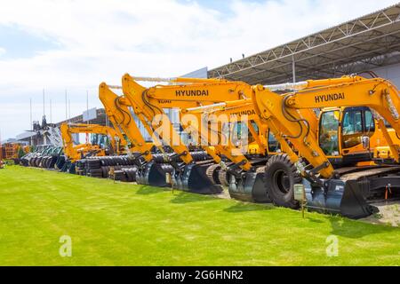 Kiew, Ukraine - 16. Juni 2020: Hyundai Bagger und Logo in Kiew, Ukraine am 16. Juni 2020. Die Division Construction Equipment der koreanischen Hyundai Heavy Industries Co wurde 1985 gegründet Stockfoto