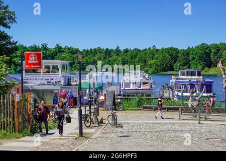 Schiffsanleger, Ausflugboote, Grienericksee, Rheinsberg, Landkreis Ostprignitz-Ruppin, Brandenburg, Deutschland Stockfoto