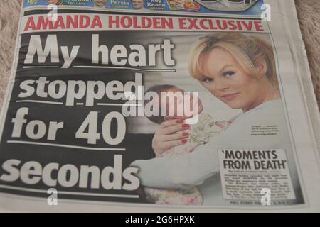 Amanda Holden exklusiv - die erste Ausgabe der Sonntagszeitung Sun am Sonntag - 26. Februar 2012 Stockfoto