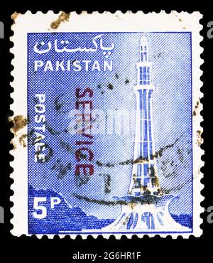 MOSKAU, RUSSLAND - 28. APRIL 2020: In Pakistan gedruckte Briefmarke zeigt Minar-e-Pakistan-Denkmal, offizielle Serie, um 1979 Stockfoto