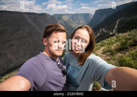 Paar Selfie auf der Spitze des Altai-Berges, Katu Yaryk Pass und das Tal des Flusses Chulyshman, Schönheit Sommertag Landspitze. Reise, le Stockfoto