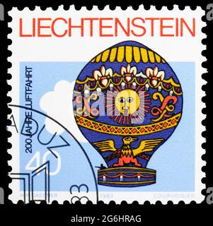 MOSKAU, RUSSLAND - 28. APRIL 2020: Briefmarke gedruckt in Liechtenstein zeigt Flugreisen, Jahrestage und Veranstaltungsserie, um 1983 Stockfoto