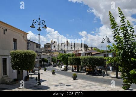 Rocchetta Sant'Antonio, Italien, 3. Juli 2021. Eine schmale Straße zwischen den alten Häusern eines mittelalterlichen Dorfes in der Region Apulien. Stockfoto