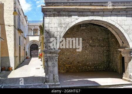 Rocchetta Sant'Antonio, Italien, 3. Juli 2021. Ein Bogen in einer engen Straße zwischen den alten Häusern eines mittelalterlichen Dorfes in der Region Apulien. Stockfoto