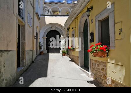 Rocchetta Sant'Antonio, Italien, 3. Juli 2021. Eine schmale Straße zwischen den alten Häusern eines mittelalterlichen Dorfes in der Region Apulien. Stockfoto