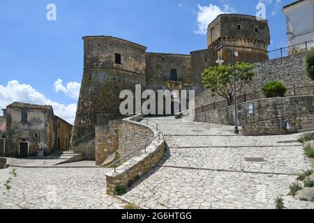 Rocchetta Sant'Antonio, Italien, 3. Juli 2021. Eine Straße zu einer mittelalterlichen Burg aus dem 16. Jahrhundert in einem Dorf in der Region Apulien. Stockfoto