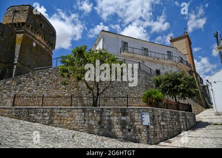 Rocchetta Sant'Antonio, Italien, 3. Juli 2021. Eine schmale Straße zwischen den alten Häusern eines mittelalterlichen Dorfes in der Region Apulien. Stockfoto