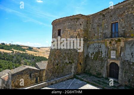 Rocchetta Sant'Antonio, Italien, 3. Juli 2021. Fassade einer mittelalterlichen Burg aus dem 16. Jahrhundert in einem Dorf in der Region Apulien. Stockfoto