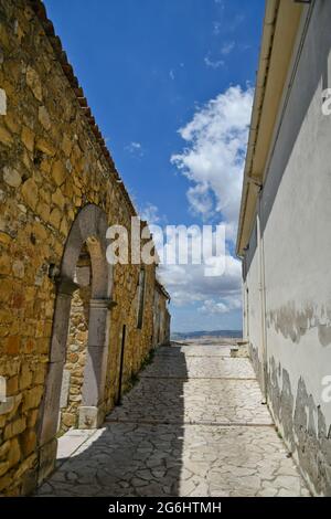 Rocchetta Sant'Antonio, Italien, 3. Juli 2021. Eine schmale Straße zwischen den alten Häusern eines mittelalterlichen Dorfes in der Region Apulien. Stockfoto