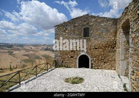 Rocchetta Sant'Antonio, Italien, 3. Juli 2021. Ein verlassenes Haus in einem mittelalterlichen Dorf in der Region Apulien. Stockfoto