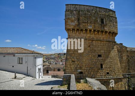 Rocchetta Sant'Antonio, Italien, 3. Juli 2021. Ein mittelalterlicher Burgturm aus dem 16. Jahrhundert in einem Dorf in der Region Apulien. Stockfoto