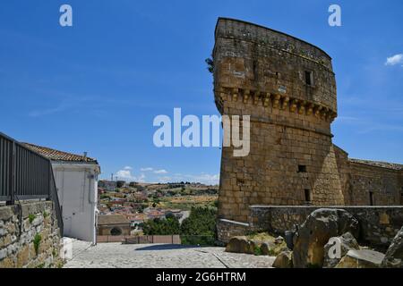 Rocchetta Sant'Antonio, Italien, 3. Juli 2021. Ein mittelalterlicher Burgturm aus dem 16. Jahrhundert in einem Dorf in der Region Apulien. Stockfoto