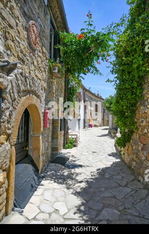 Rocchetta Sant'Antonio, Italien, 3. Juli 2021. Eine schmale Straße zwischen den alten Häusern eines mittelalterlichen Dorfes in der Region Apulien. Stockfoto