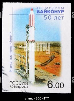 MOSKAU, RUSSLAND - 1. MAI 2020: In Russland gedruckte Briefmarke zeigt 'Zenit' Booster, 50. Jahrestag der Cosmodrome Baikonur Serie, um 2004 Stockfoto