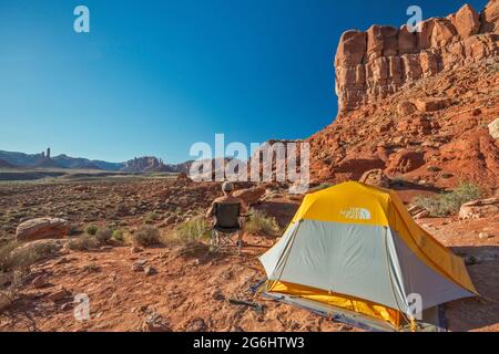 Campingplatz in Sandsteinfelsen im Valley of the Gods, Bears Ears National Monument, Utah, USA Stockfoto