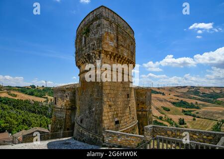 Rocchetta Sant'Antonio, Italien, 3. Juli 2021. Ein mittelalterlicher Burgturm aus dem 16. Jahrhundert in einem Dorf in der Region Apulien. Stockfoto