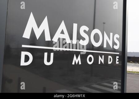 Bordeaux , Aquitaine Frankreich - 01 10 2021 : Maisons du monde Logo und Text Markenzeichen auf Geschäft Möbelgeschäft französische Dekorationskette Stockfoto