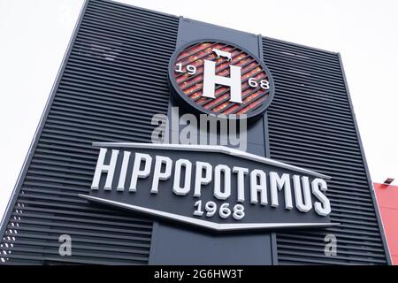 Bordeaux , Aquitaine Frankreich - 01 10 2021 : Hippopotamus Restaurant Markenlogo und Schild Text vor dem Eingang Spezialist für Rindfleisch und gegrilltes Fleisch Stockfoto