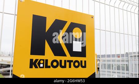 Bordeaux , Aquitaine Frankreich - 01 10 2021 : Kiloutou Logo und Textschild vor der Vermietfirma für Fahrzeugmaschinen Werkzeuge Industrie für den Bau Stockfoto