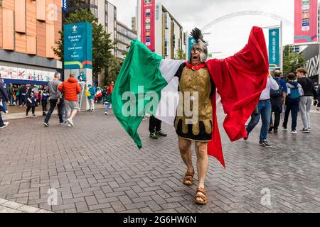 Wembley Stadium, Wembley Park, Großbritannien. Juli 2021. Fans aus Italien und Spanien, die mit Fahnen winken, kommen heute Abend zum ersten Halbfinale der Euro 2020 im Wembley Stadium an. 60,000 Unterstützer werden sowohl im Halbfinale als auch im Finale in Wembley zugelassen. Amanda Rose/Alamy Live News Stockfoto