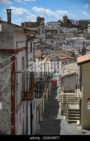 Rocchetta Sant'Antonio, Italien, 3. Juli 2021. Eine schmale Straße zwischen den alten Häusern eines mittelalterlichen Dorfes in der Region Apulien. Stockfoto