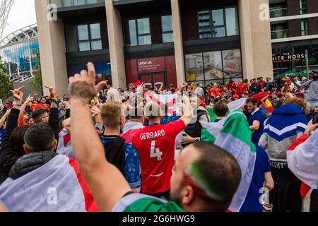 Wembley Stadium, Wembley Park, Großbritannien. Juli 2021. England-Fans jubeln und werfen Bier zwischen Italien- und Spanien-Fans für das erste Halbfinale der Euro 2020 im Wembley-Stadion an diesem Abend. 60,000 Unterstützer werden sowohl im Halbfinale als auch im Finale in Wembley zugelassen. Amanda Rose/Alamy Live News Stockfoto