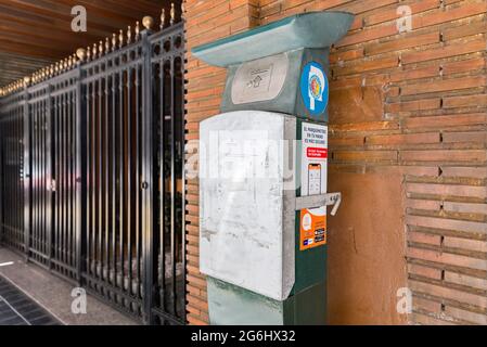 Valencia, Spanien. Juli 2021. Alte ausgediente Parkuhr in den Straßen gesehen. Valencia integriert die neuen Parkuhren und verlängert die Abholzeiten bis 9:00 Uhr, einschließlich der zuvor nicht bezahlten Stunden von 2:00 bis 4:00 Uhr. Kredit: SOPA Images Limited/Alamy Live Nachrichten Stockfoto