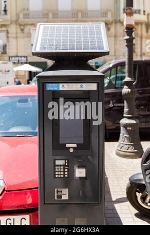 Valencia, Spanien. Juli 2021. Neuer Parkuhr in den Straßen gesehen. Valencia integriert die neuen Parkuhren und verlängert die Abholzeiten bis 9:00 Uhr, einschließlich der zuvor nicht bezahlten Stunden von 2:00 bis 4:00 Uhr. Kredit: SOPA Images Limited/Alamy Live Nachrichten Stockfoto